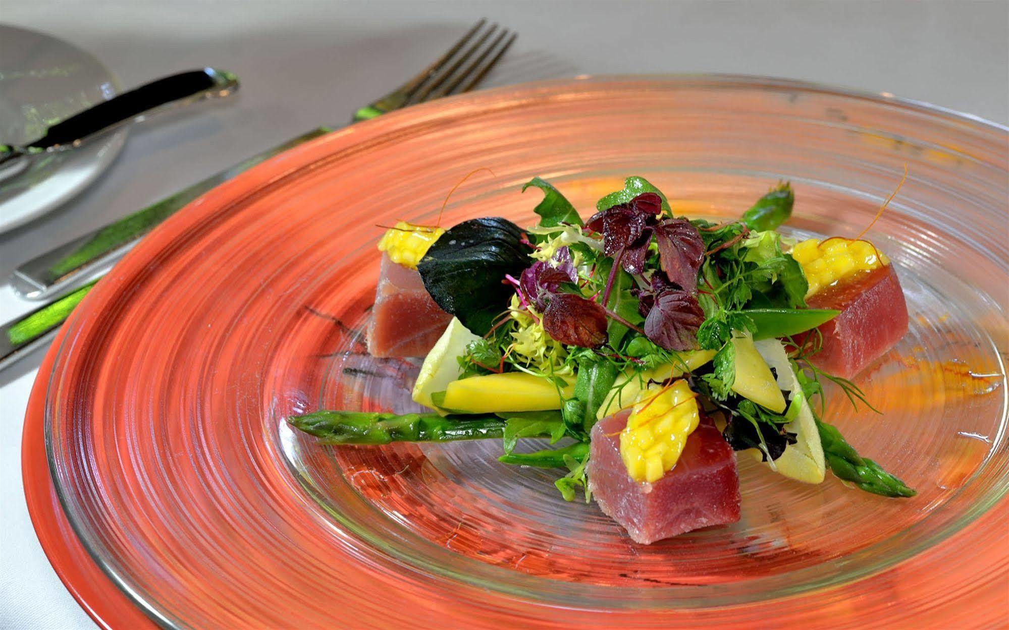فندق بريفاتهوتل ليندتنر هامبرج هامبورغ المظهر الخارجي الصورة A salad of asparagus, tuna, and mango
